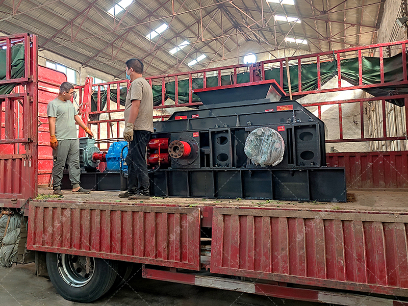 中型1000x700半自動(dòng)液壓對輥破碎機發(fā)貨 破碎石料